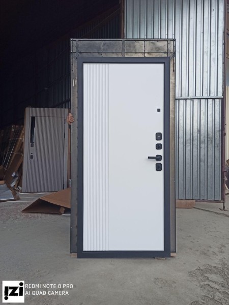 Входные двери СЛИМ с фрамугой Снаружи  панель МДФ 16мм, пленка  черный софт    Внутри  панель МДФ 10 мм, пленка гладкая матовая  (не софт!)  белый / светло-серый