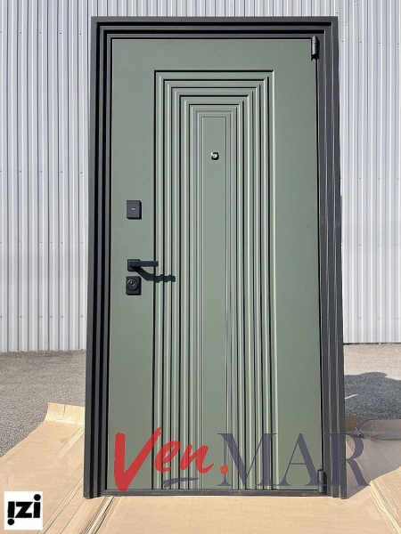 Входные двери Метида Зеркало двери для квартиры