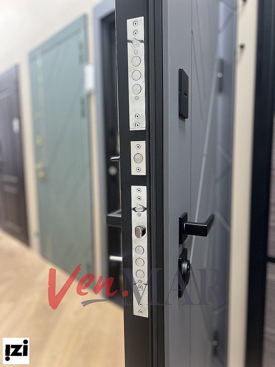 Входные двери Галлея Графит Зеркало двери для квартиры