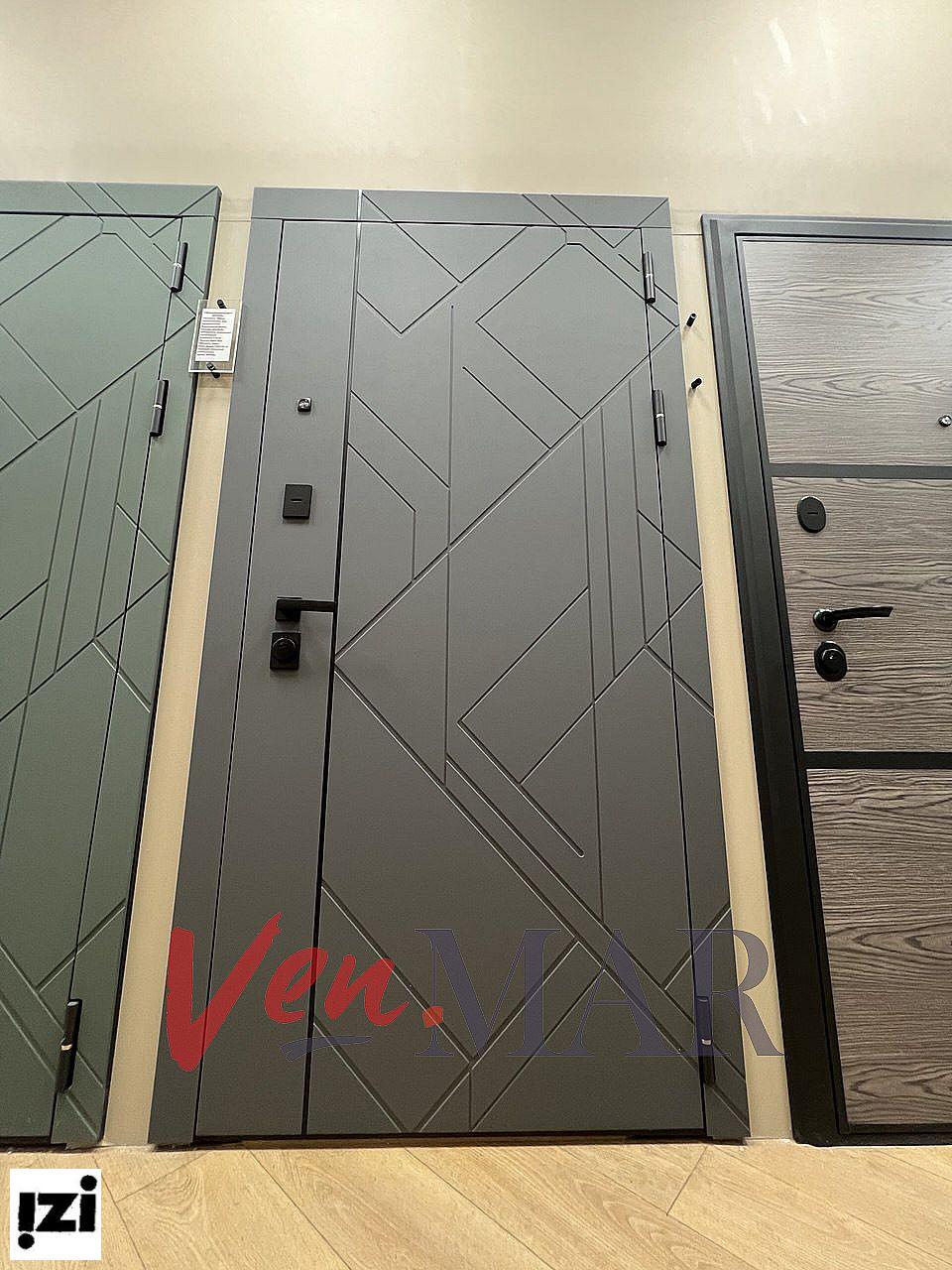 Входные двери Галлея Графит Зеркало двери для квартиры