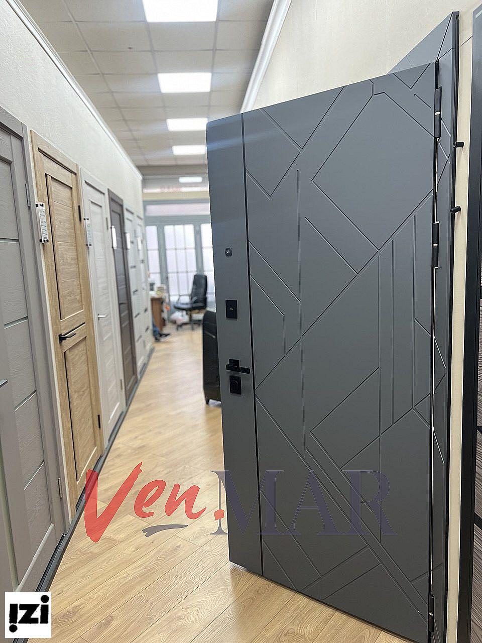 Входные двери Галлея Графит Зеркало двери для квартиры