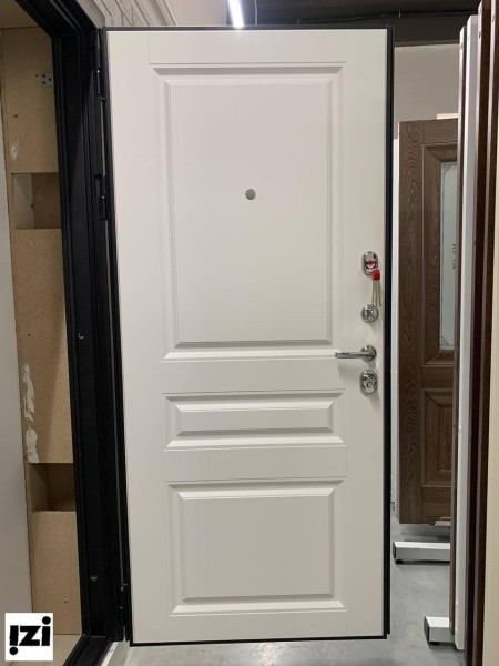 Входные двери Краснодара СЕНАТОР ФЛ-636 GREY OAK+черная патина Внутри: МДФ 16 мм. Белый матовый двери для квартиры