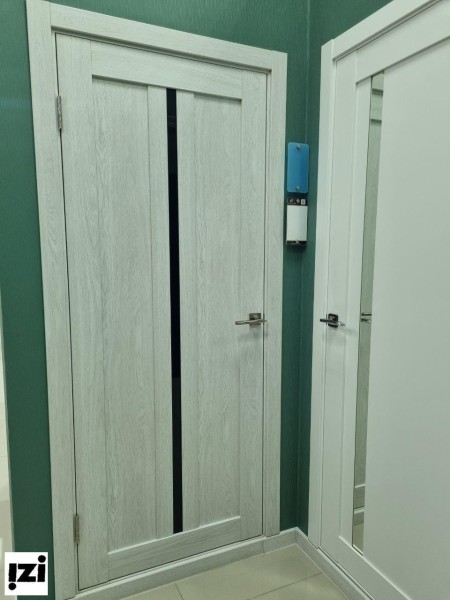 Межкомнатные двери от производителя СИРИУС-319 Дуб белый-черный лак CORDONDOOR Экошпон(царговые)
